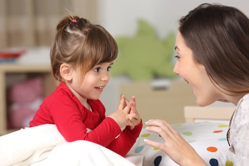 Maminka komunikuje s dítětem — bilingvní výchova